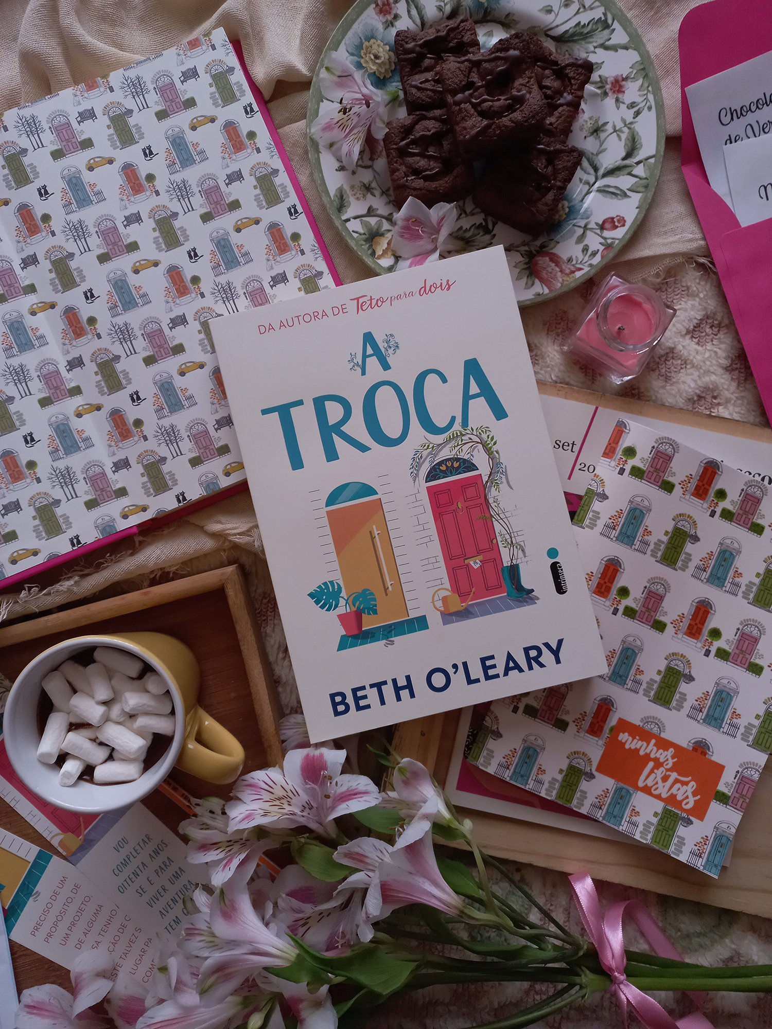 foto do livro a troca de Beth O'Leary, publicado pela Intrínseca.