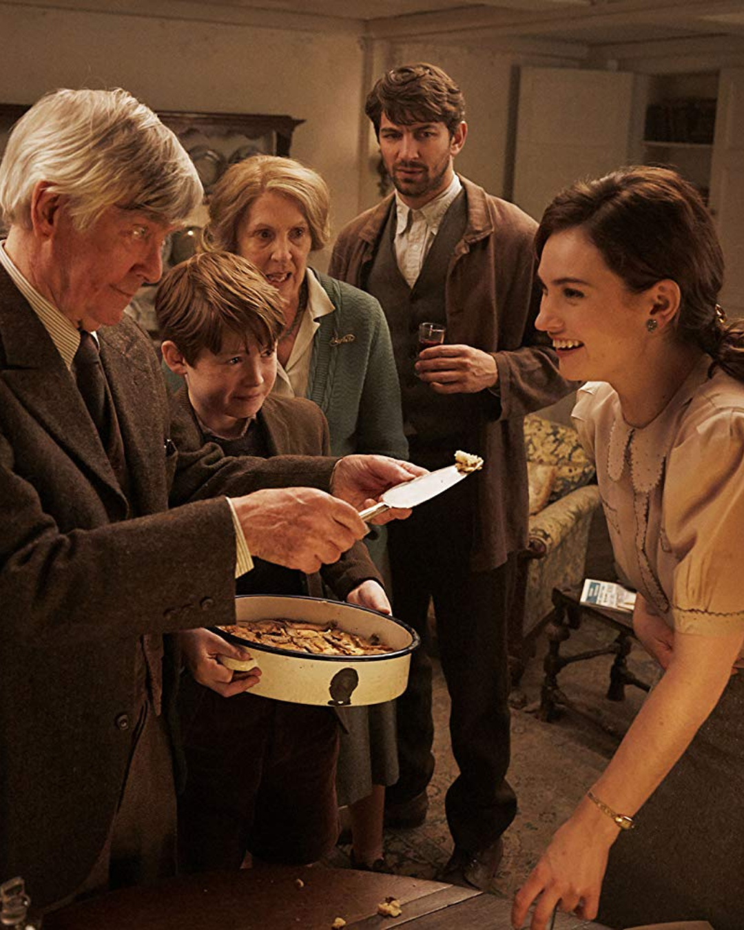 Representando os filmes com clubes do livro, a cena é do filme A Sociedade Literária e a Torta de Casca de Batata.