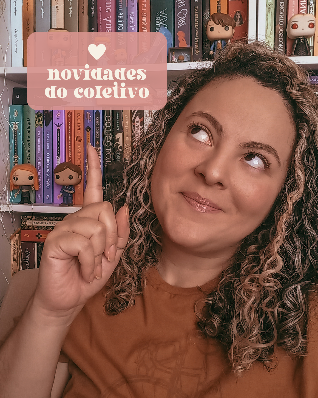 Imagem de destaque post Novidades do Coletivo 2024, com foto da Renata Dias olhando para cima e lateral, apontando para cima, onde está o título do post, ao fundo uma estante de livros cobre todo o fundo.