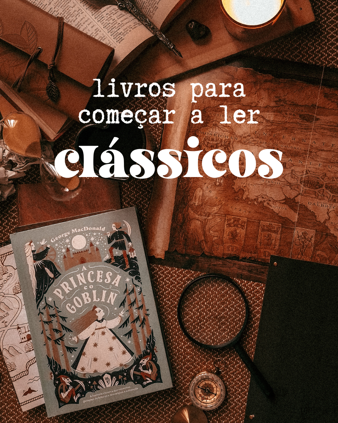 Foto em flat lay do livro A Princesa e o Goblin, de George MacDonald, pela Editora Wish, em cenário com mapa ao fundo, bússola, lupa e vela acesa, ilustrando um título do livros para começar a ler clássicos.